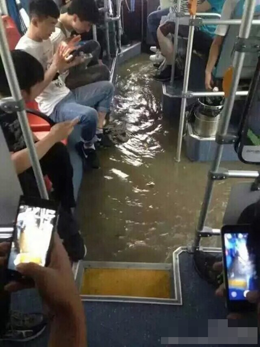 南京大暴雨：水深及腰全城看海