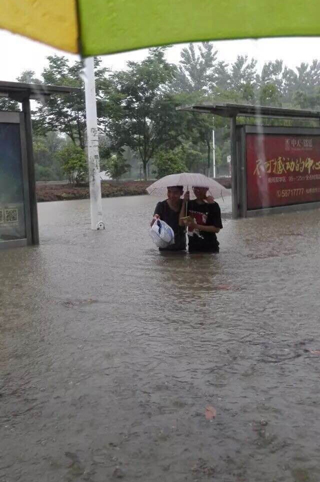 南京大暴雨：水深及腰全城看海