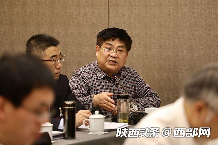 两会表情：履职进行时 政协委员热议报告气氛热烈