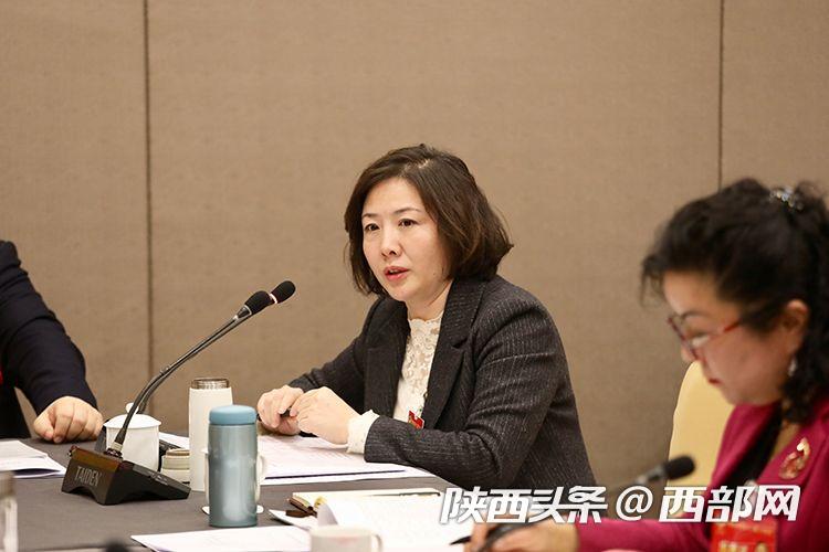 两会表情：履职进行时 政协委员热议报告气氛热烈