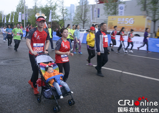 【CRI专稿 列表】2019重庆国际马拉松赛鸣枪开跑 迷你马拉松风景独好