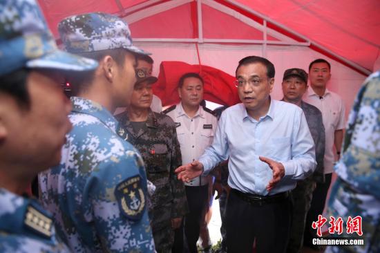 长江沉船40小时：四大困难挡道 救援雨中持续