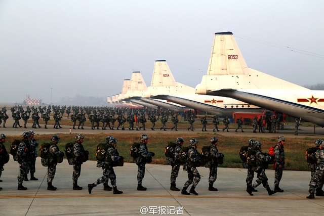 大场面！解放军数千伞兵直降驻训点