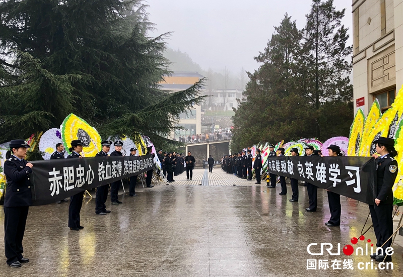 贵州贵阳：千余警民送别牺牲民警马金涛（组图）