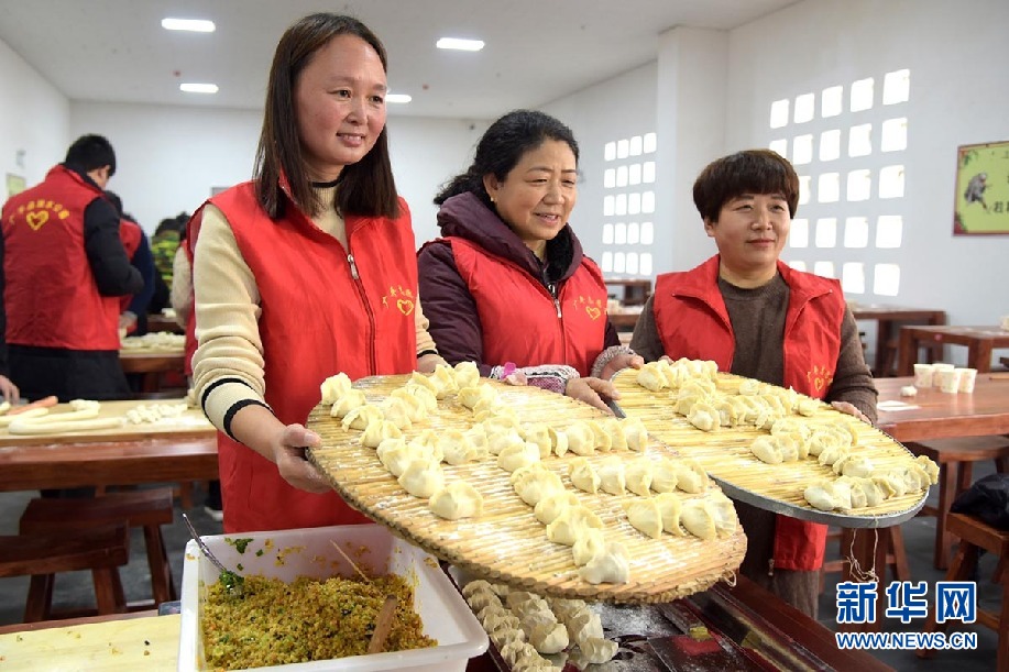 河北广平：百人饺子宴传承敬老情