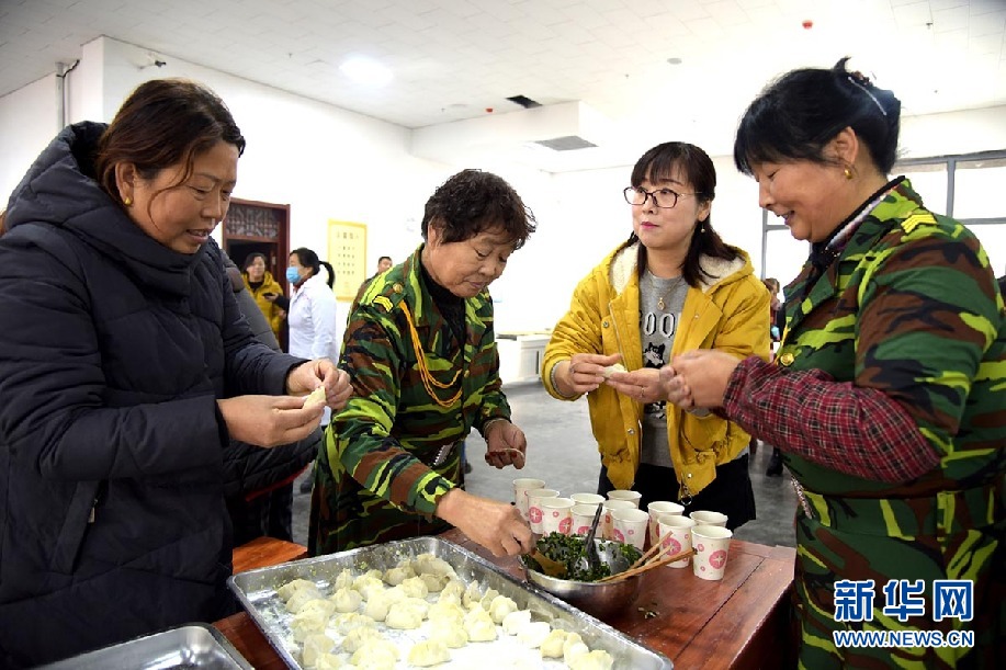 河北广平：百人饺子宴传承敬老情