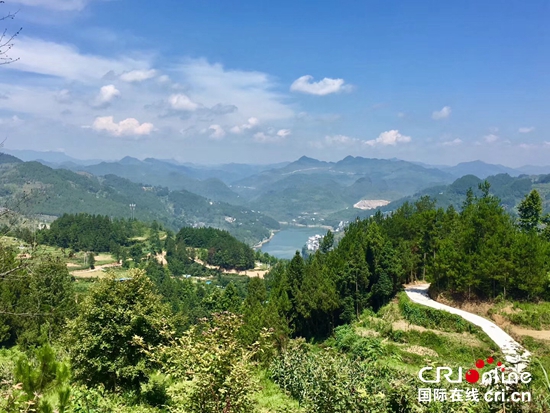 贵州：“组组通”公路让山区群众告别“人挑马驮”