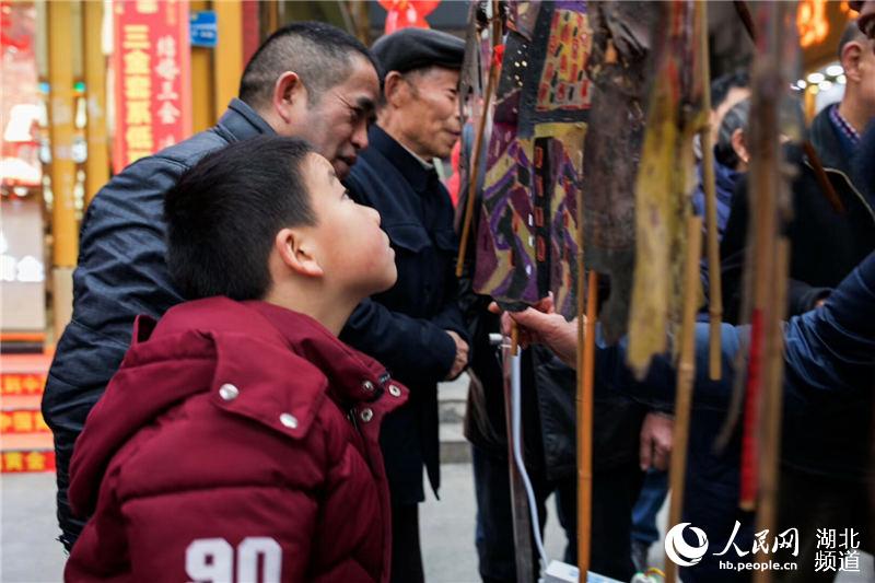 湖北鹤峰：传统民俗闹新春 非遗年货添年味