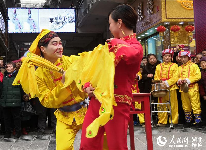 湖北鹤峰：传统民俗闹新春 非遗年货添年味