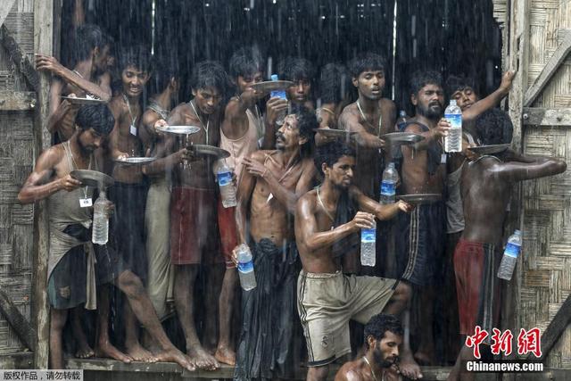 罗兴亚难民接雨水饮用 艰难度日