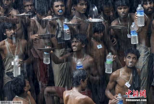 罗兴亚难民接雨水饮用 艰难度日