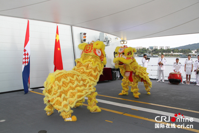 克罗地亚总统出席中国海军编队甲板招待会