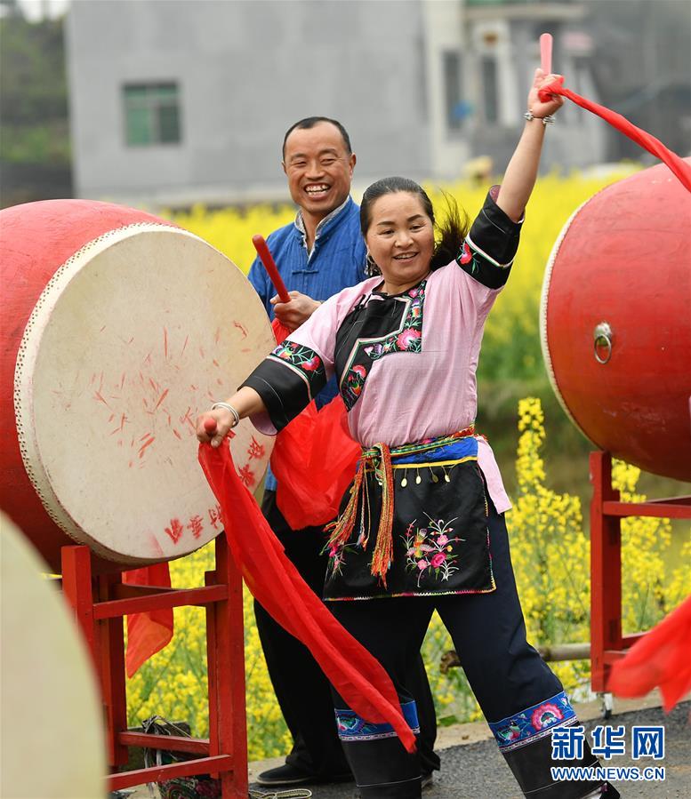 湖南湘西：赶“桃花会”享春光