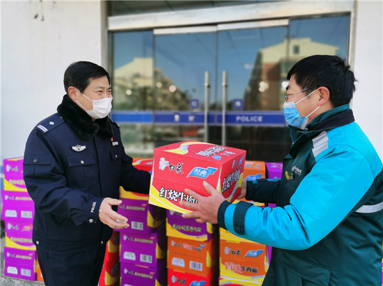 （宿迁市公安局宿豫分局供稿 平安江苏列表 三吴大地宿迁 移动版）【苏力同心战疫情】江苏“最美投递工”为民警“雪中送炭”