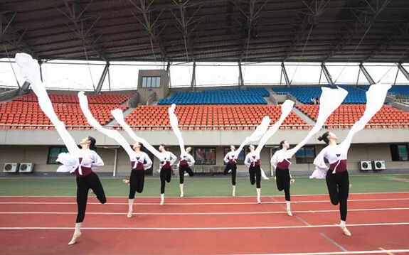 浙师大女生 “一字马”毕业照 不输北体校花