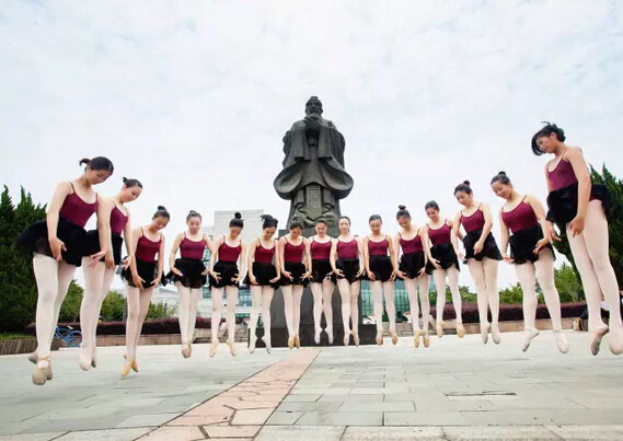 浙师大女生 “一字马”毕业照 不输北体校花