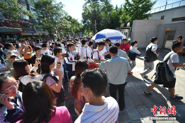 全国高考今日开考 942万考生赶赴考场