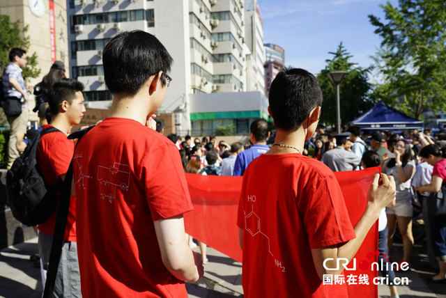 全国高考今日开考 学长学姐为考生加油打气