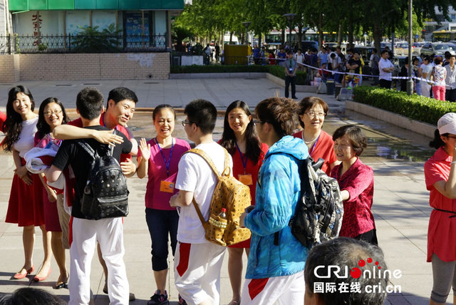 全国高考今日开考 学长学姐为考生加油打气