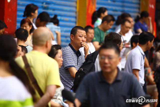 记录高考考场外家长们的陪考表情