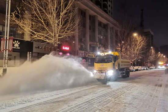 18【吉林供稿】延吉市城管部门全员出动清雪 保道路畅通