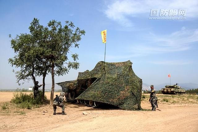 装甲兵工程学院学员演练现场：实战化课程磨练斗志