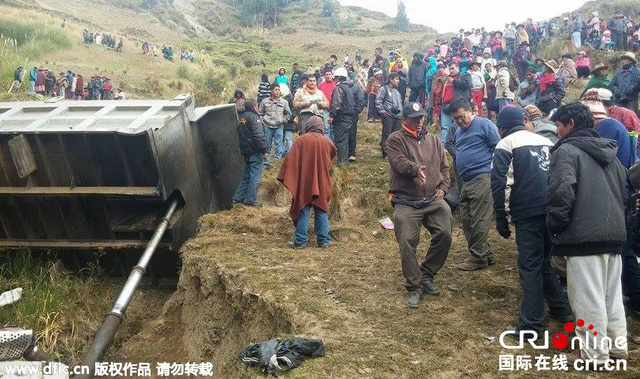 秘鲁载40余名师生及家长货车坠崖 致17人死亡