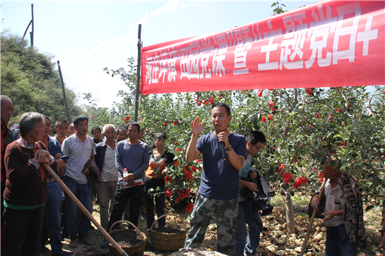 【图说中后半部分的人名为供图人  但不是摄影者】延安市宝塔区河庄坪镇党委书记李清喜：强党建兴产业  凝心聚力打赢脱贫攻坚战