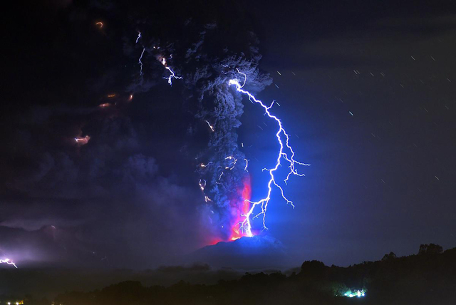 盘点2015年全球火山喷发震撼景象