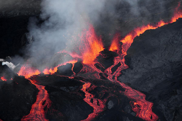 盘点2015年全球火山喷发震撼景象