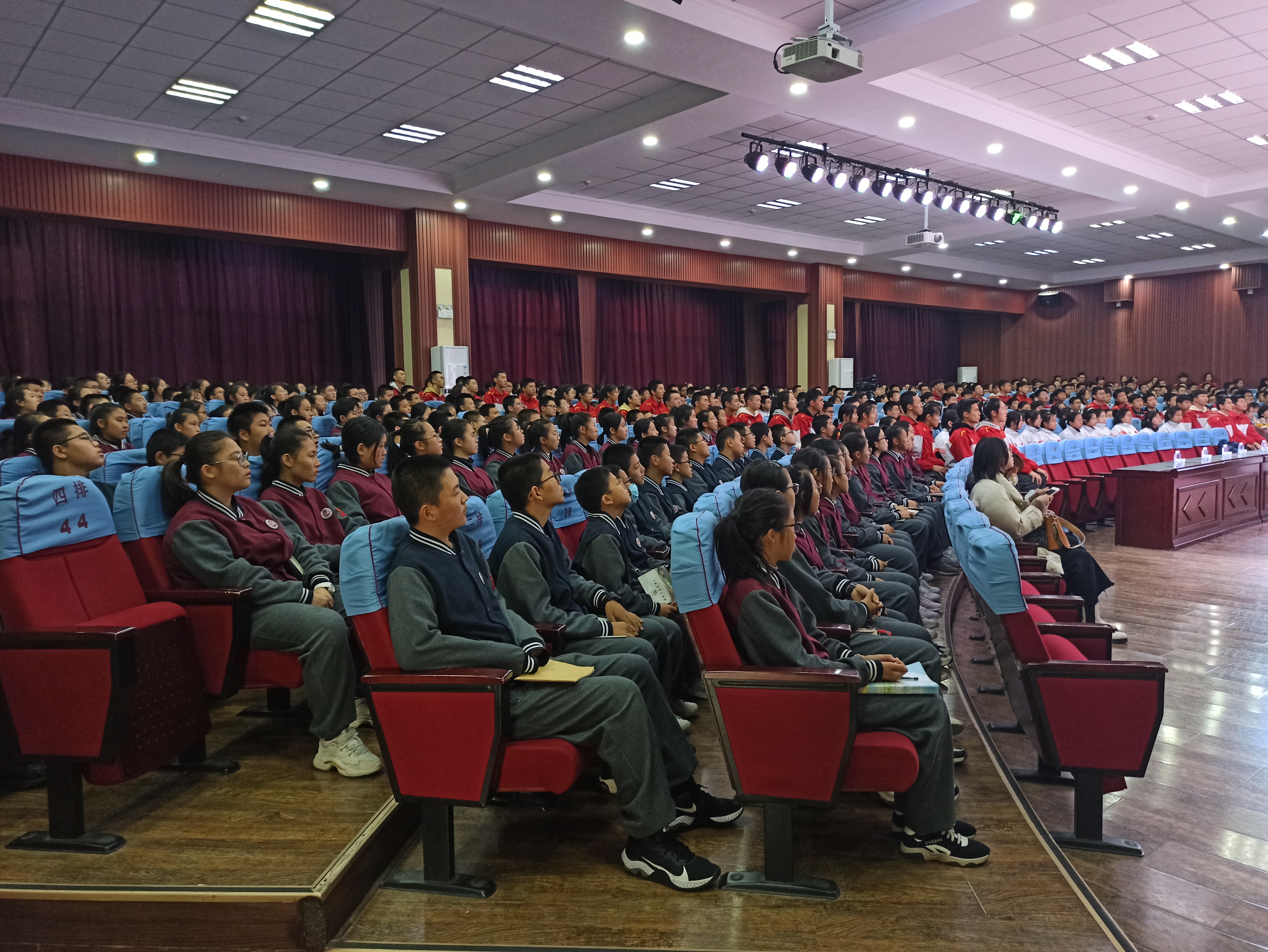 沈阳市广全学校开展励志讲座：“无腿登山家”夏伯渝讲述登顶珠峰故事