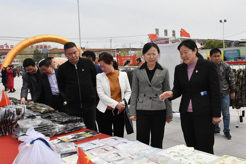 【河南供稿】漯河市郾城区举行首届扶贫产品展销会 助力脱贫攻坚