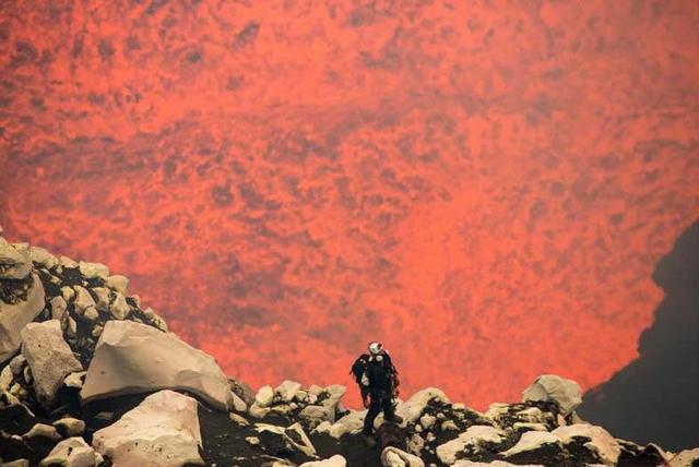 加拿大探险家冒死进活火山 近距离拍岩浆