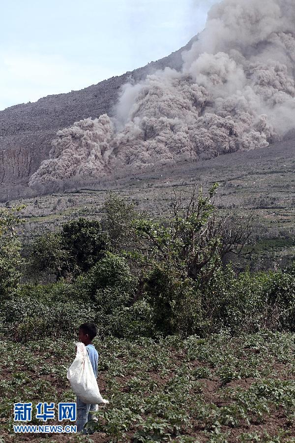 印尼锡纳朋火山喷发