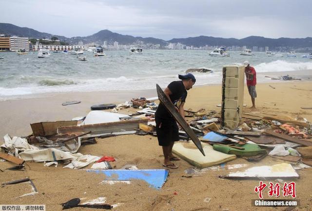 一级飓风“卡洛斯”袭击墨西哥 汽车水上行驶