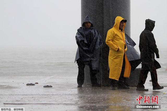 一级飓风“卡洛斯”袭击墨西哥 汽车水上行驶