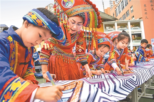 南宁市滨湖路小学喜迎“壮族三月三”