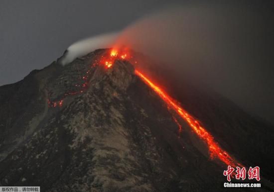 印尼锡纳朋火山猛烈喷发 大批民众逃离家园