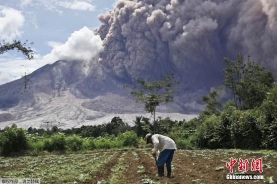 印尼锡纳朋火山猛烈喷发 大批民众逃离家园