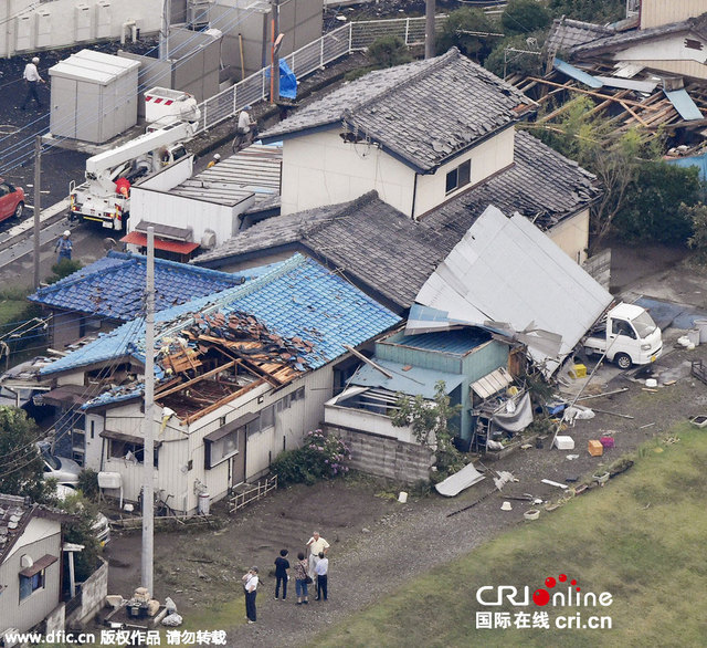 强风袭击日本伊势崎市 造成屋顶被掀居民断电