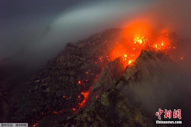 印尼锡纳朋火山猛烈喷发 数千民众无家可归