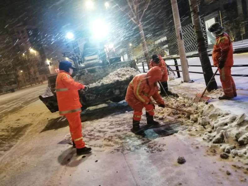 打油诗、堆雪人 沈阳铁西区一线防控人“乐”战风雪