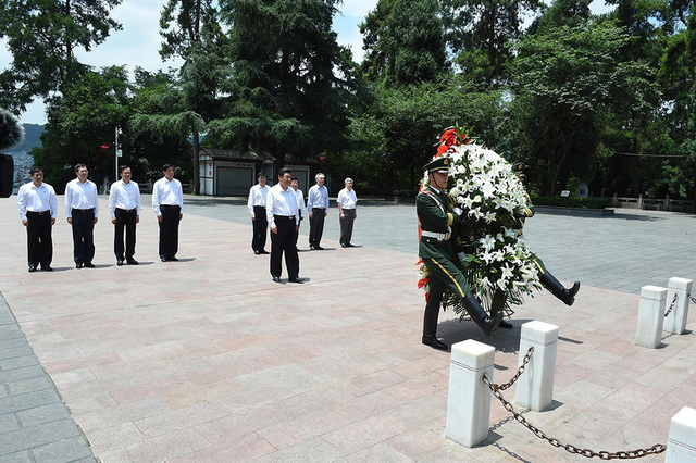 习近平考察贵州：政策好不好 要看乡亲们是哭还是笑