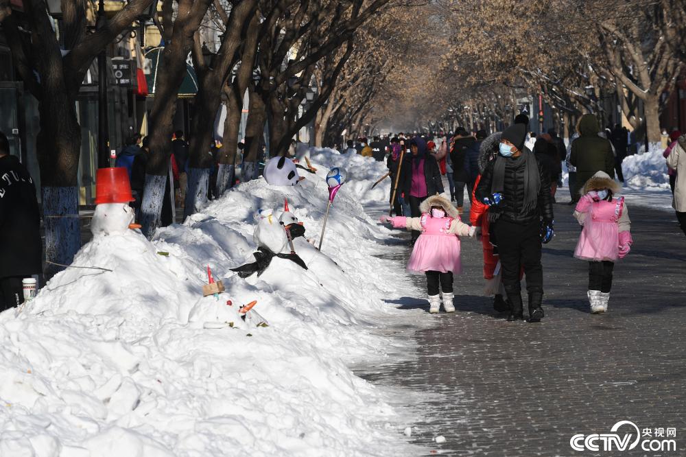 暴雪过后 哈尔滨中央大街成雪人一条街