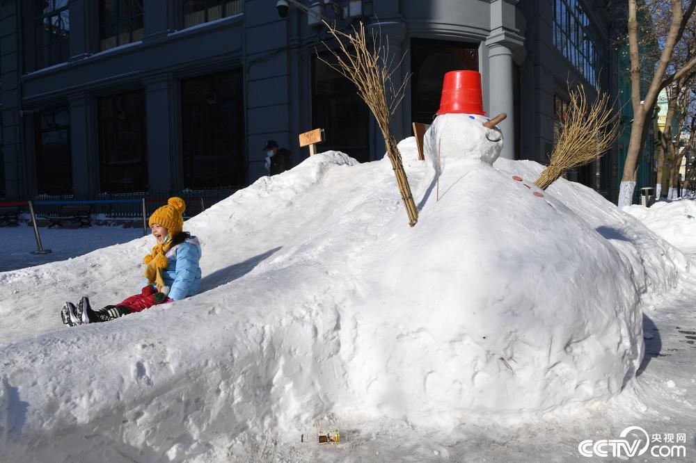 暴雪过后 哈尔滨中央大街成雪人一条街