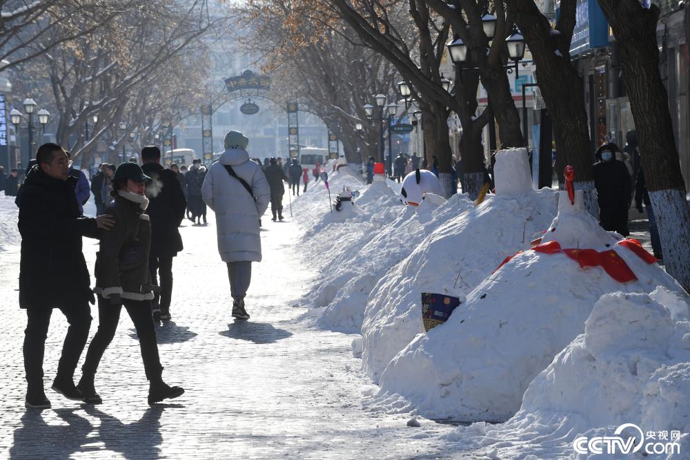 暴雪过后 哈尔滨中央大街成雪人一条街