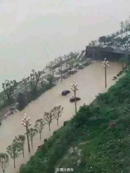 重庆涪陵遭遇暴雨 部分路段发生塌方