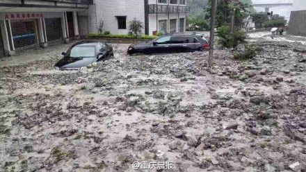 重庆涪陵遭遇暴雨 部分路段发生塌方