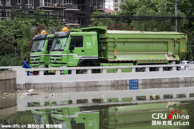 上海暴雨致河水暴涨 政府调数辆卡车压桥防被冲走