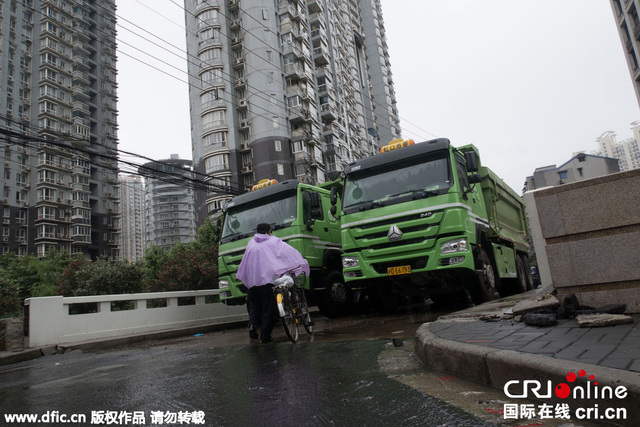 上海暴雨致河水暴涨 政府调数辆卡车压桥防被冲走